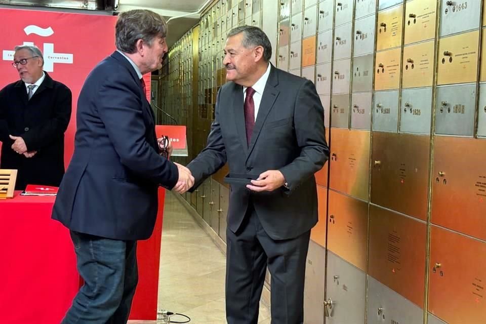 Luis García Montero (izq.), director del Instituto Cervantes, y Santos Guzmán, Rector de la UANL, durante el depósito del texto de Alfonso Reyes.