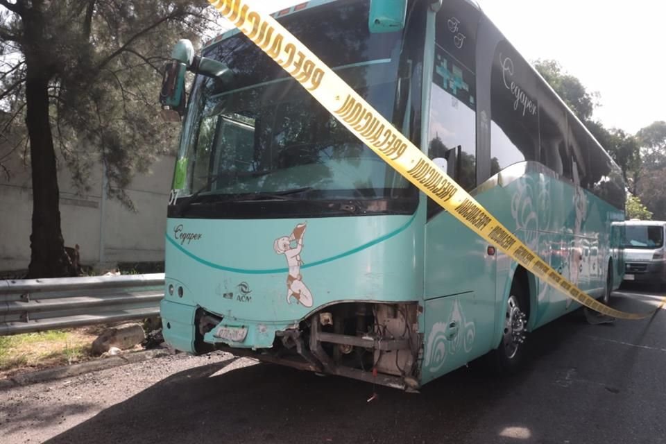 El conductor de la unidad de pasajeros embistió al motociclista, lo arrastró unos 30 metros y luego escapó a pie.