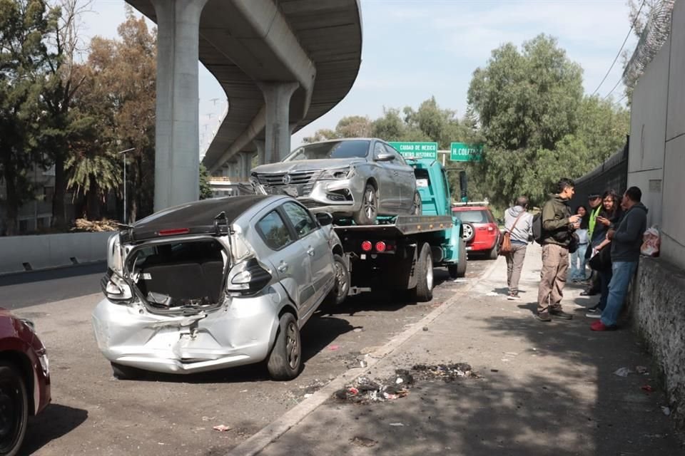 Durante las maniobras de emergencia dos vehículos chocaron por alcance, debido a que uno de los carriles fue cerrado a la circulación.