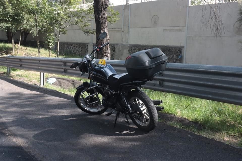 Antes de que concluyeran los peritajes, familiares del motociclista acudieron para identificarlo.