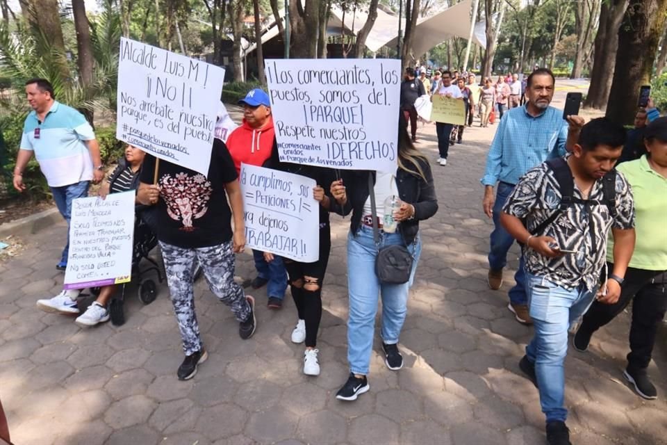 Los inconformes explicaron que cuentan con permisos de la Alcaldía para ejercer comercio, pero sin motivo alguno funcionarios les impidieron seguir laborando.