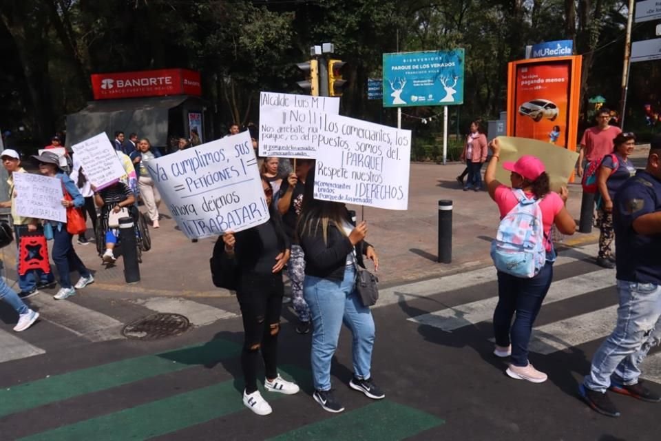 En el bloqueo, los quejosos piden al Alcalde poder retomar sus actividades.