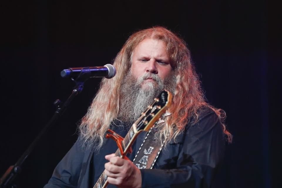 El cantante Jamey Johnson fue detenido en Tennessee por exceso de velocidad y posesión de marihuana; podría enfrentar 6 años de cárcel.