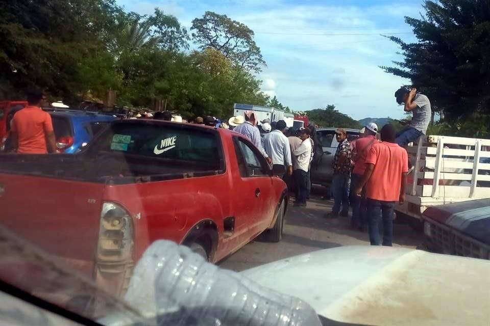 Pobladores de los municipios de Atoyac, Heliodoro Castillo y San Miguel Totolapan mantienen cerrada la carretera federal Acapulco- Zihuatanejo.