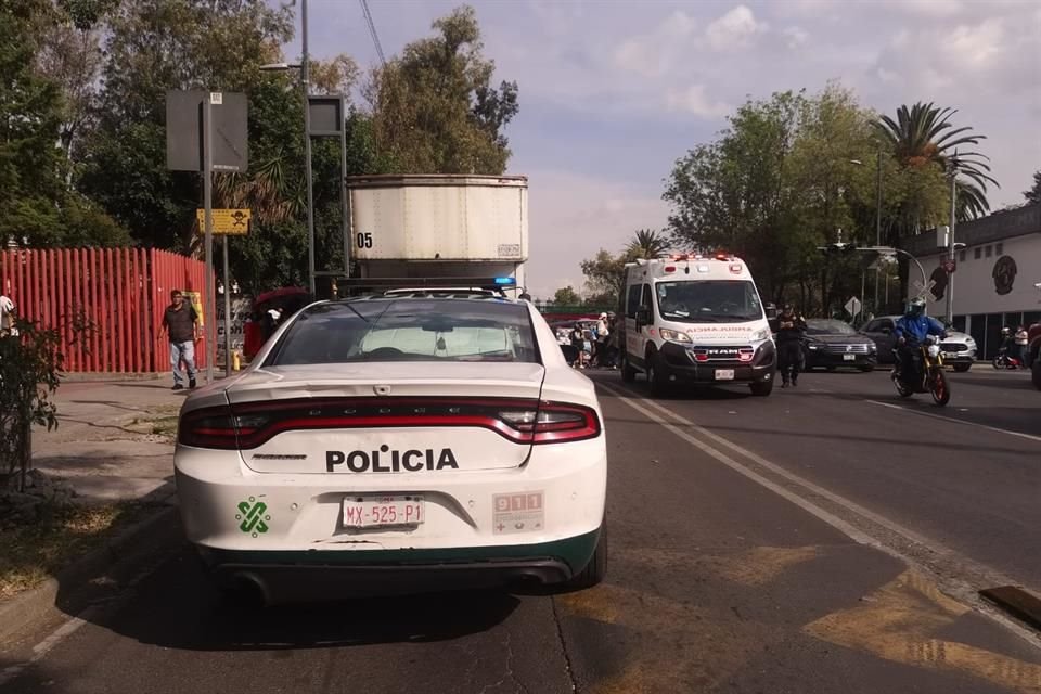 La tripulante de una motocicleta fue atropellada por un tráiler y quedó lesionada de gravedad.  