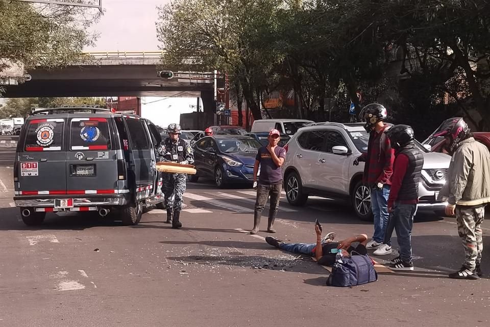 Unos minutos más tarde, por el tránsito de la zona, un motociclista se impactó contra un automóvil.  