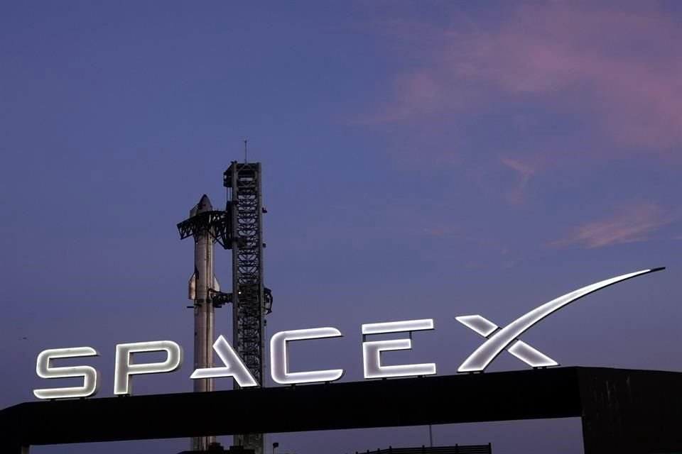 Utilizando grandes brazos unidos a una torre de lanzamiento, SpaceX intentará de nuevo atrapar la primera etapa del cohete 'Super Heavy'.