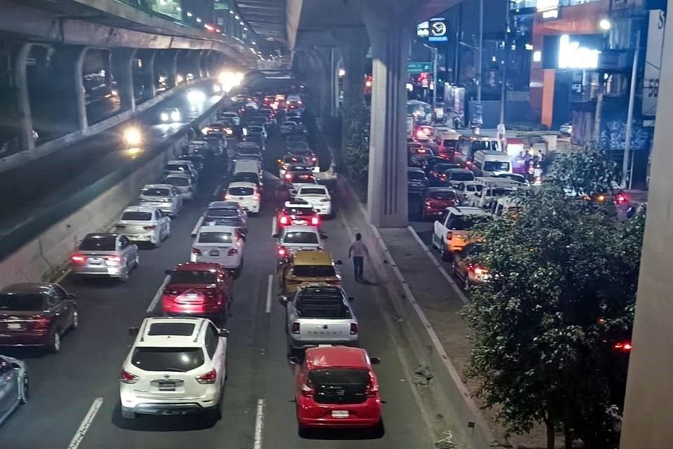 El bloqueo afecta carriles centrales de Periférico Norte, por lo que se registra una intensa carga vehícular.