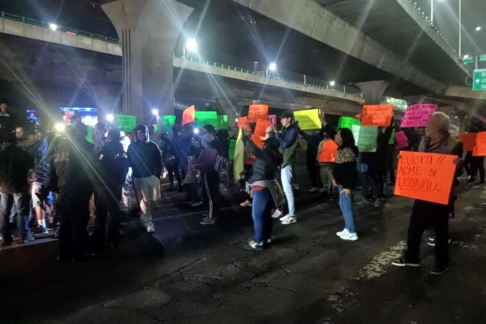 Los manifestantes portan cartulinas que hacen referencia a la Alianza de Autotransportistas, Comerciantes y Anexas de México.