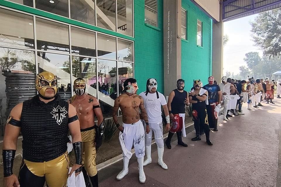 En la primera ronda de selección participaron 160 luchadores, 10 luchadoras y un exótico.