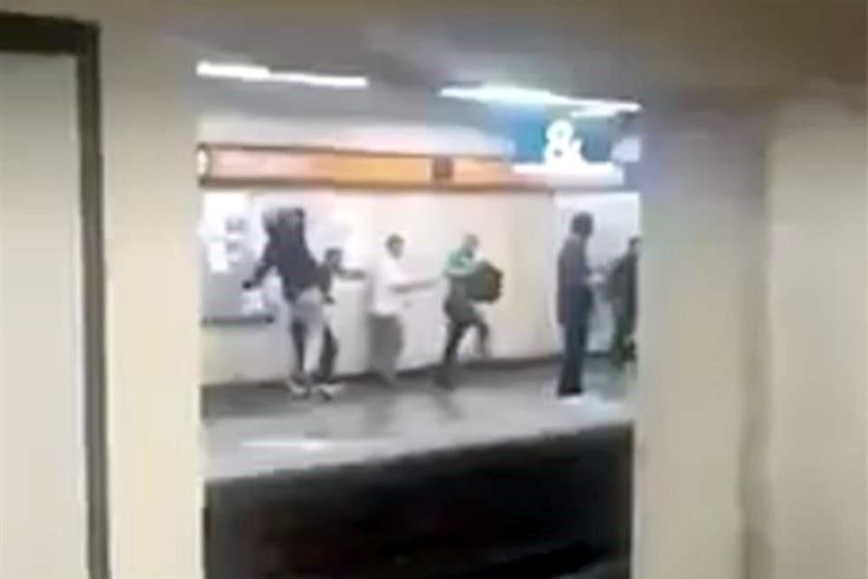 ¡PÁNICO! El sujeto entró al andé con un cuchillo en la mano, corrió hacia la gente y, a su paso, hirió a cuatro hombres.