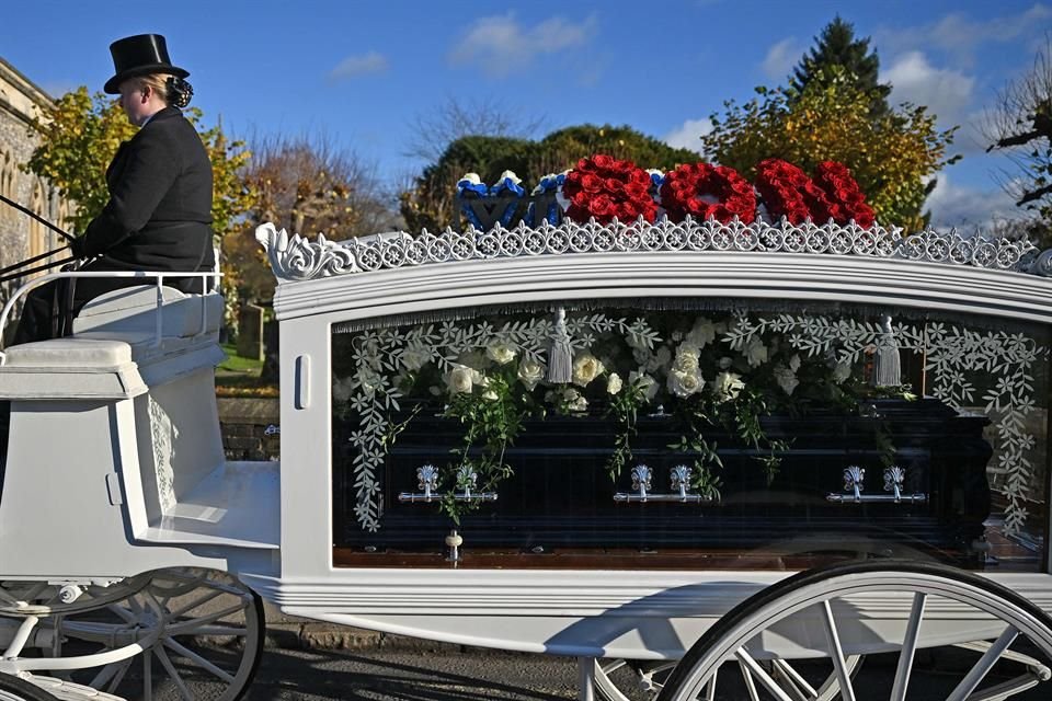 El cortejo fúnebre incluyó un carruaje, que transportó un ataúd azul oscuro con asas de plata.