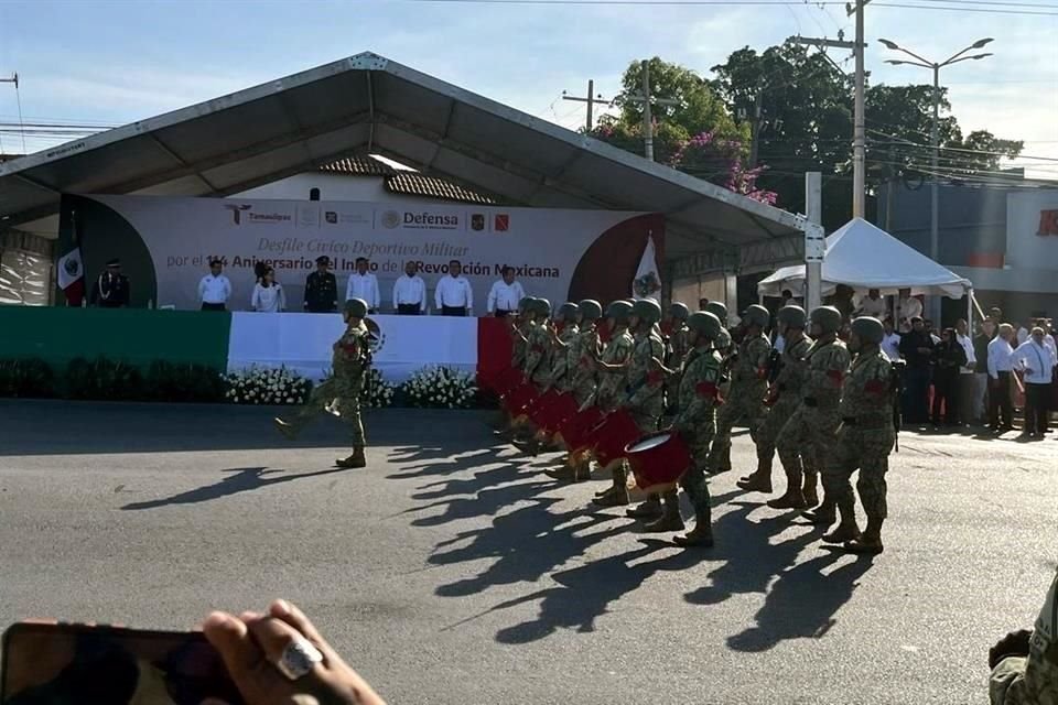 El desfile arrancó luego de las 9:25 horas.