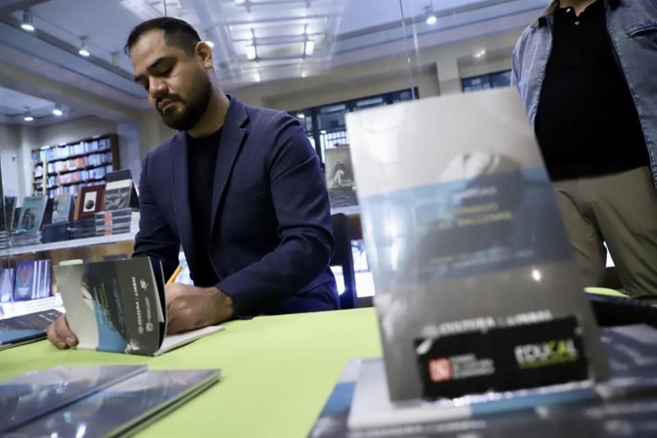 Ángel Vargas presentó su libro premiado 'El estómago de las ballenas', poesía profunda sobre memoria, apocalipsis y metáforas.