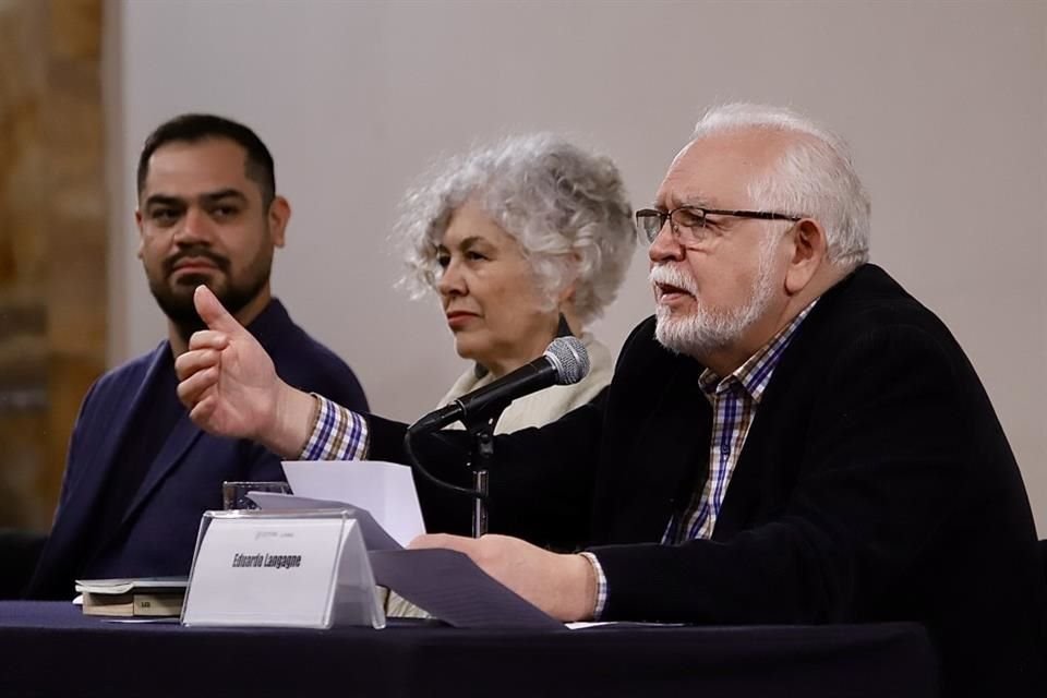 La poeta María Baranda acompañó a Ángel Vargas en su presentación.