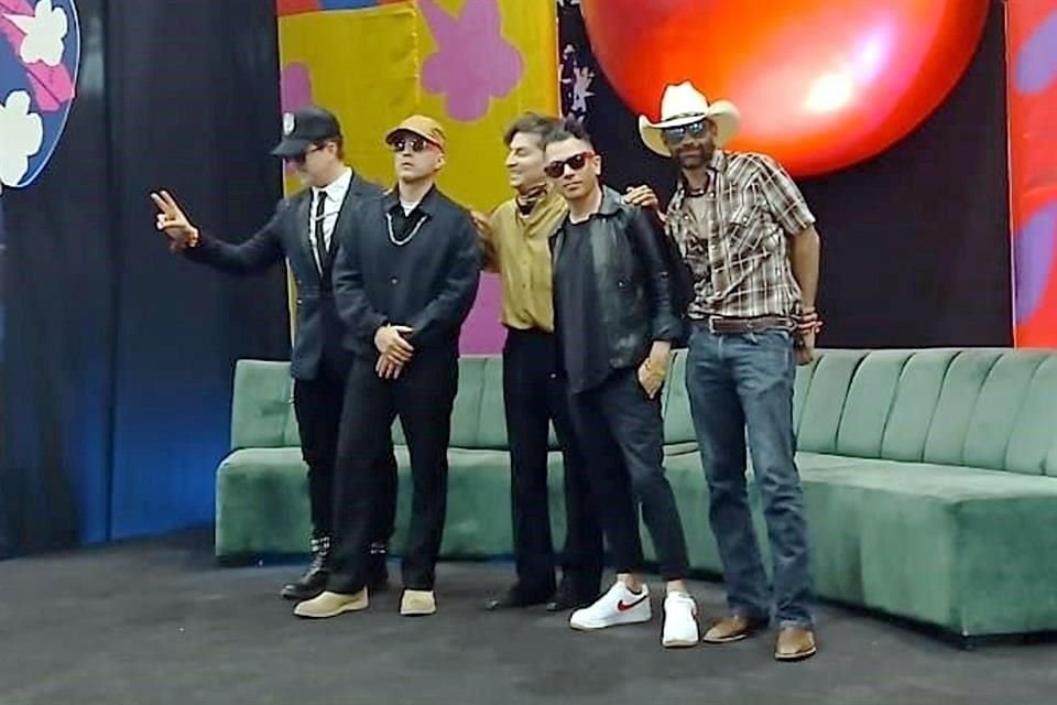 Ulises Lozano (izq. a der.), Carlos Chairez, Gil Cerezo, Omar Góngora y César Pliego, de Kinky.