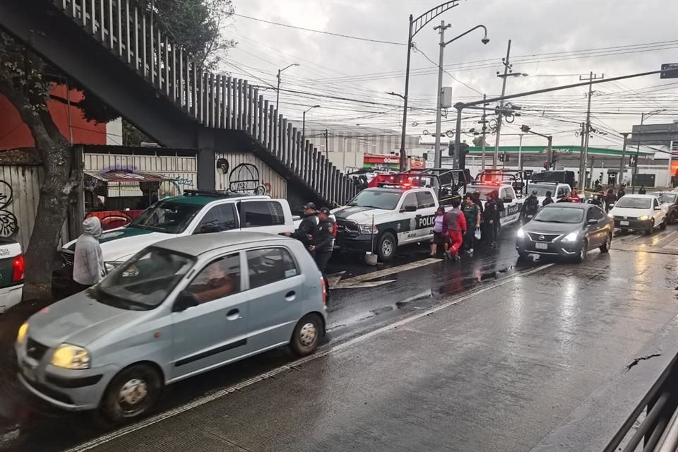 La Policía estableció un cordón de seguridad en la esquina de la Avenida San Pablo Xalpa y Eje 5 Norte.