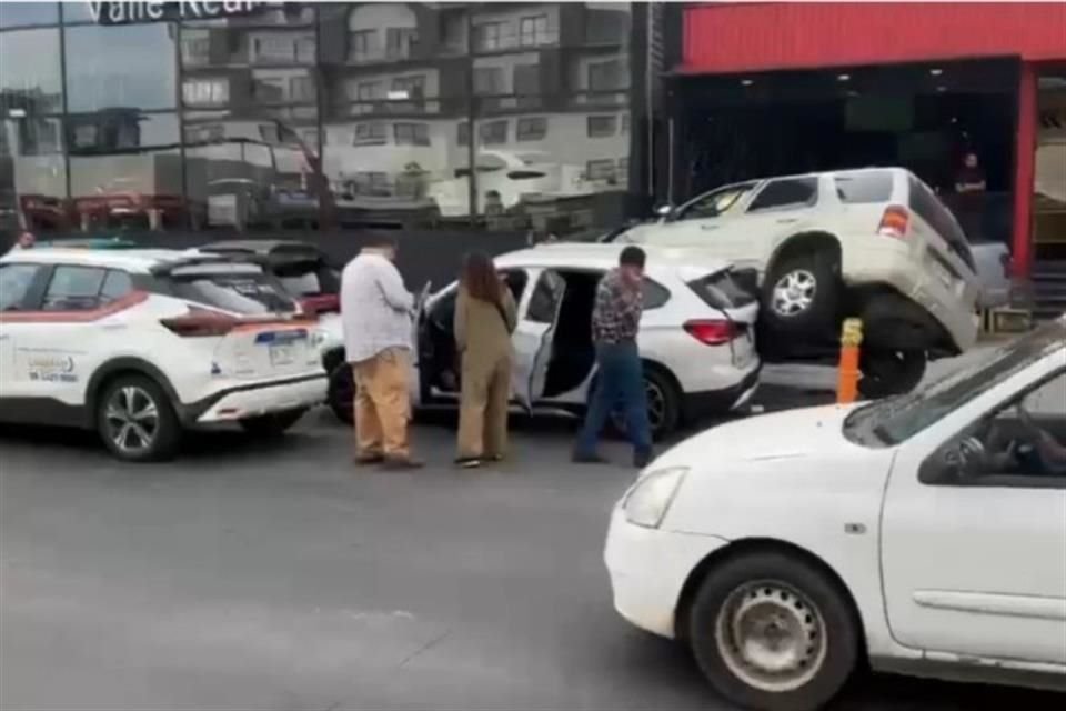 El conductor de una camioneta Ford Escape chocó cuatro autos que estaban estacionados en la Colonia Valle Real, en Zapopan.