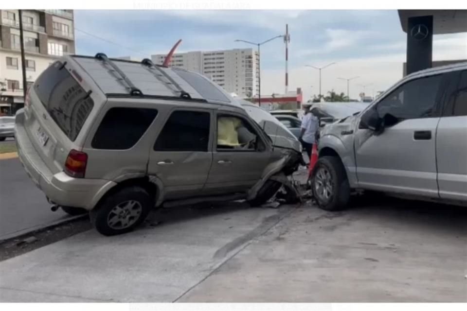 El conductor de una camioneta Ford Escape chocó cuatro autos que estaban estacionados en la Colonia Valle Real, en Zapopan.