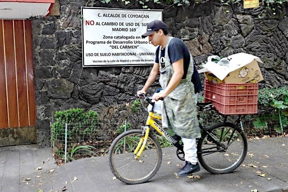 Vecinos de la Colonia del Carmen, en Coyoacán, señalaron que en Madrid 169 buscan abrir oficinas.