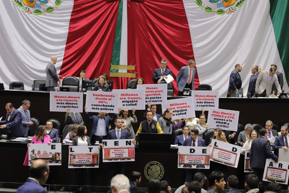 Legisladores de Oposición protestaron, sin presentar argumentos, en el Pleno de la Cámara de Diputados.