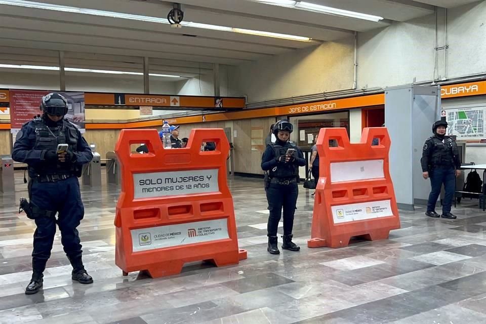 REFUERZAN SEGURIDAD. Un día después del ataque, en el acceso a la estación Tacubaya fue instalado un filtro.