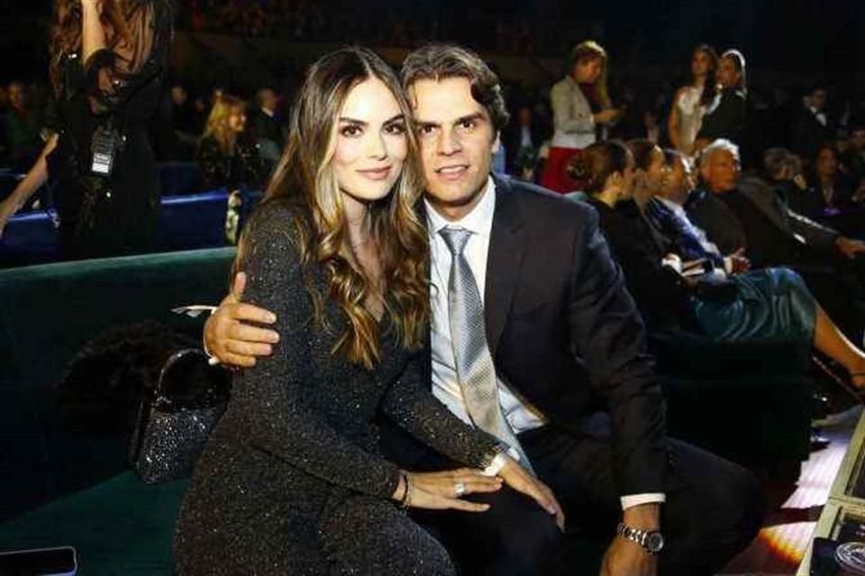 La ex Miss Universo Ximena Navarrete anunció que está esperando a su tercer bebé, junto a su esposo Juan Carlos Valladares.