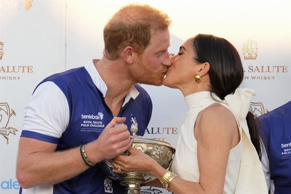 El Príncipe Enrique y Meghan Markle presentan su nueva docuserie 'Polo' en Netflix, mostrando la intensidad y pasión del mundo del polo.