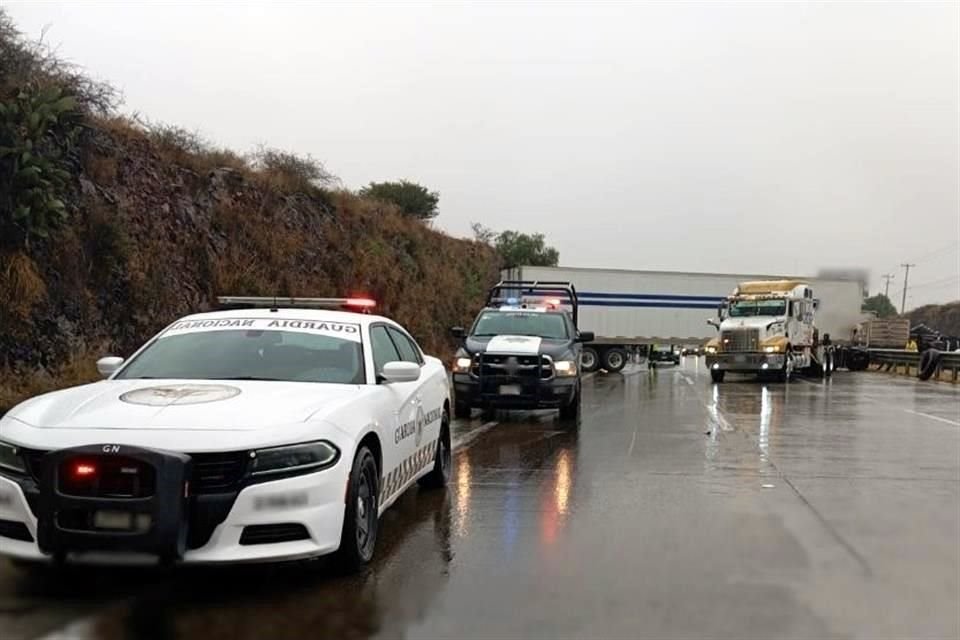 En todos estos incidentes se vieron involucrados vehículos de carga que perdieron el control y volcaron. El clima ayer fue lluvioso y en algunos tramos de la autopista se presentó neblina.