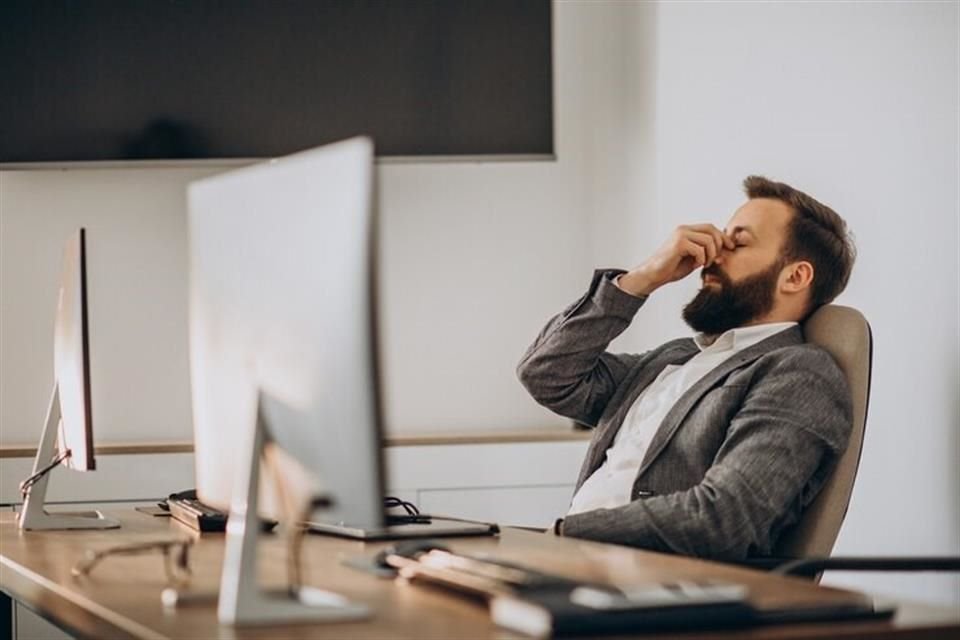 El estrés laboral puede motivar el aumento de absentismo y de rotación de personal en una empresa, así como el deterioro de la productividad, señala la OMS.