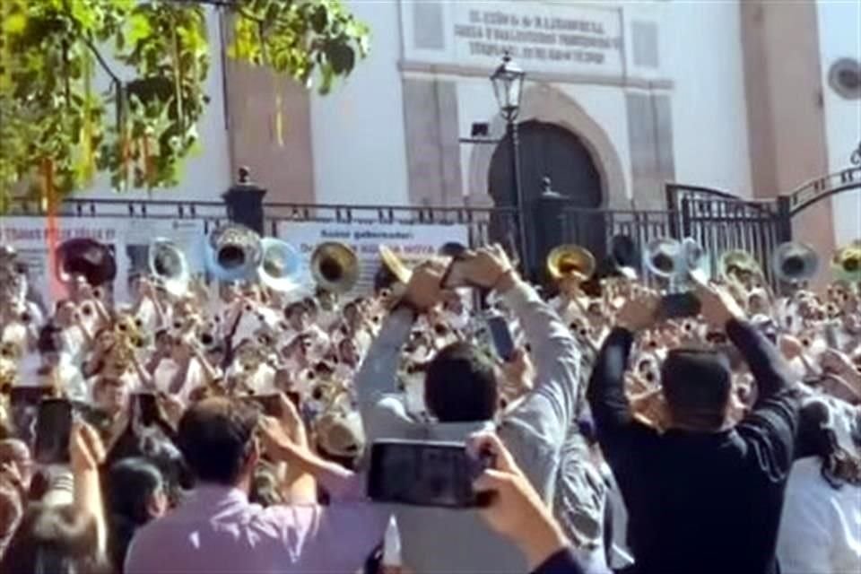 Más de 200 músicos, con tambores, clarinetes y trompetas, enfilados frente a la Catedral de Culiacán, entonaron 'El Sinaloense'.