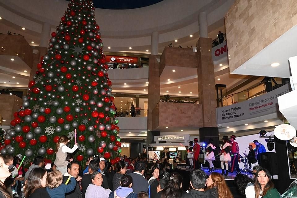 La magia enciende la Navidad en Centro Santa Fe