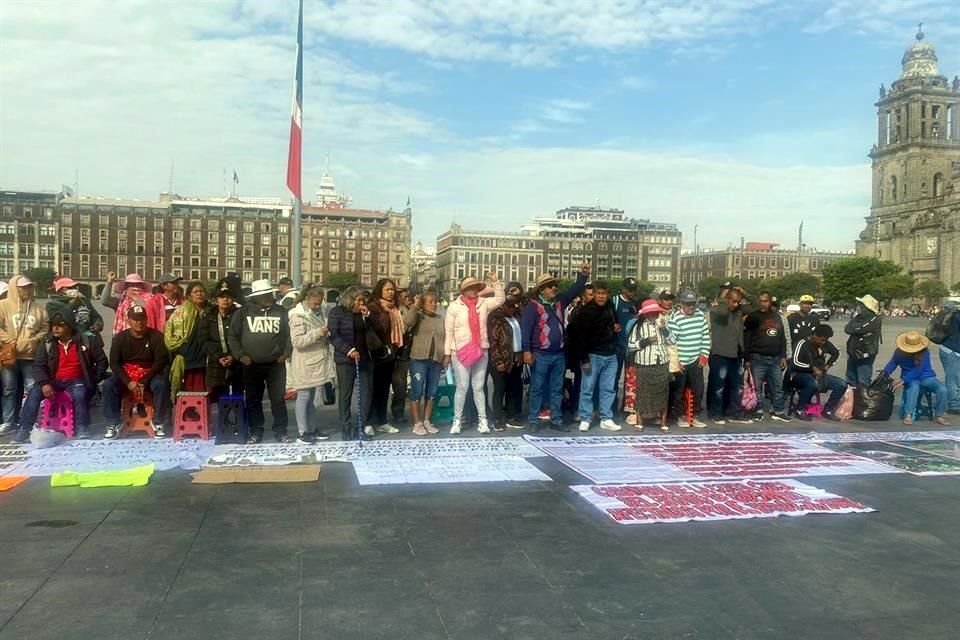 Alrededor de 80 habitantes provenientes de los municipios de San Marcos, Las Vigas, Copala, Cuautepec, Azoyú, Juchitán y Cuajinicuilapa instalaron un plantón frente a Palacio Nacional.