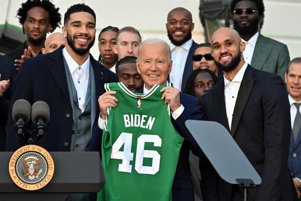 La quinteta de Boston le regaló al Presidente Joe Biden un jersey con el número 46 en la espalda.