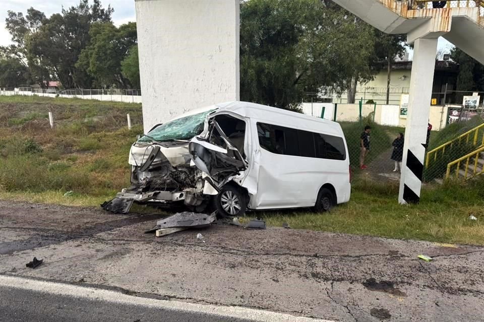 El conductor de la camioneta turística, de 35 años, también resultó lesionado.