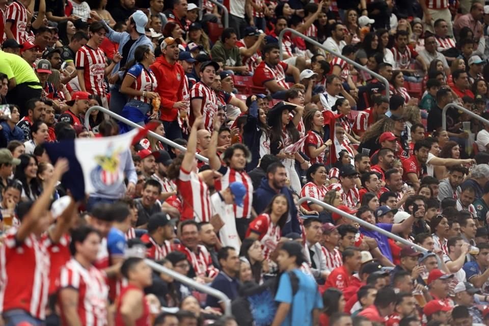 En las tribunas, el clásico se siente a tope.