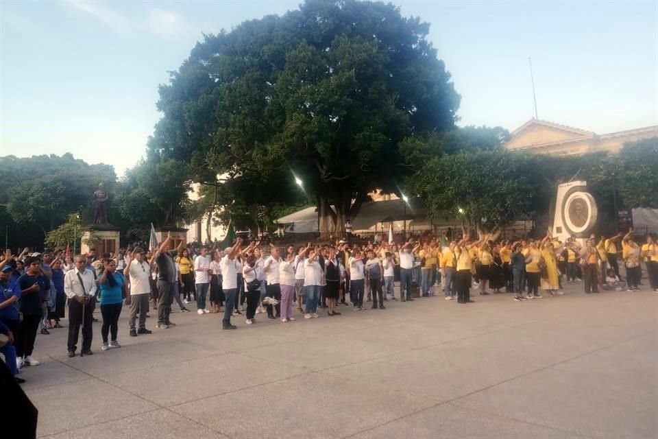 Fieles cristianos de la Iglesia del Señor (LIDS) oraron por la paz en la plaza central de Chilpancingo.