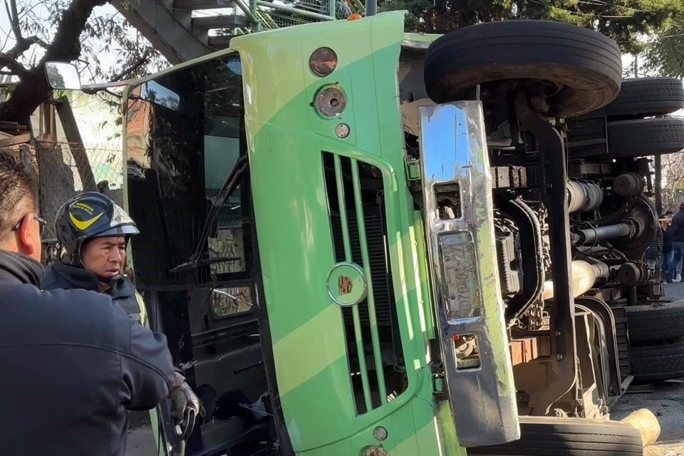 El camión habría perdido el control tras pasar una curva.