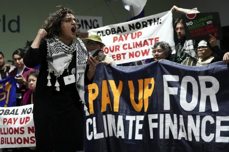 Activistas participan en una manifestación a favor de la financiación climática en la Cumbre sobre el Clima de la ONU COP29.