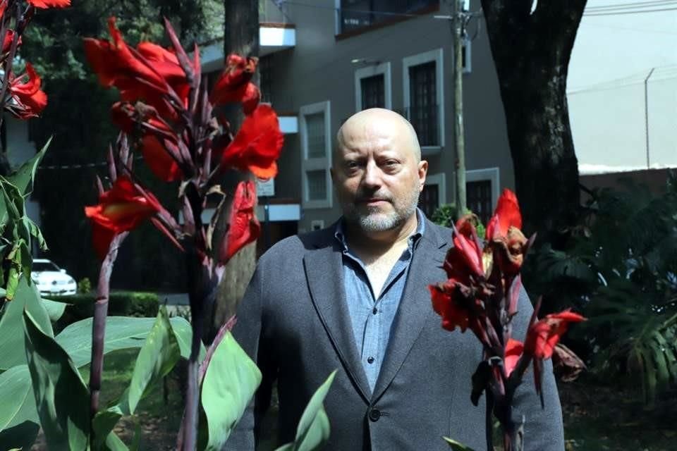 Antes que 'Cómo vi a la mujer desnuda cuando entraba en el bosque', el autor publicó 'Catorce colmillos' (2018) y 'Muerte en el Jardín de la Luna' (2020).