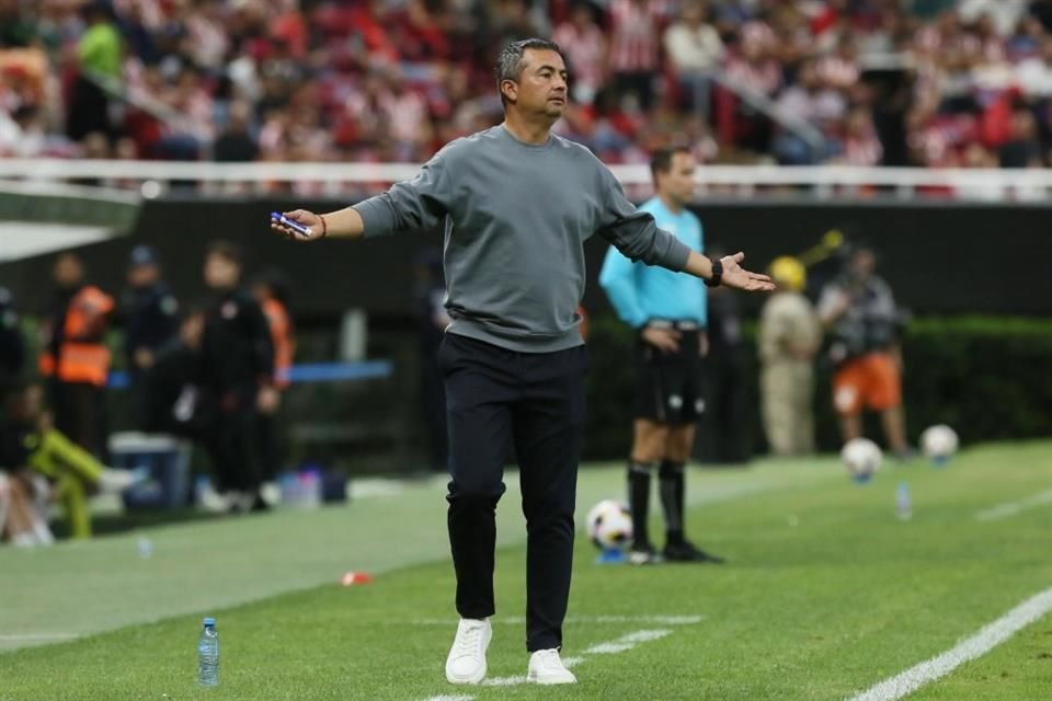 Chivas anunció la salida de Arturo Ortega como DT y promete anunciar entrenador en los próximos días.