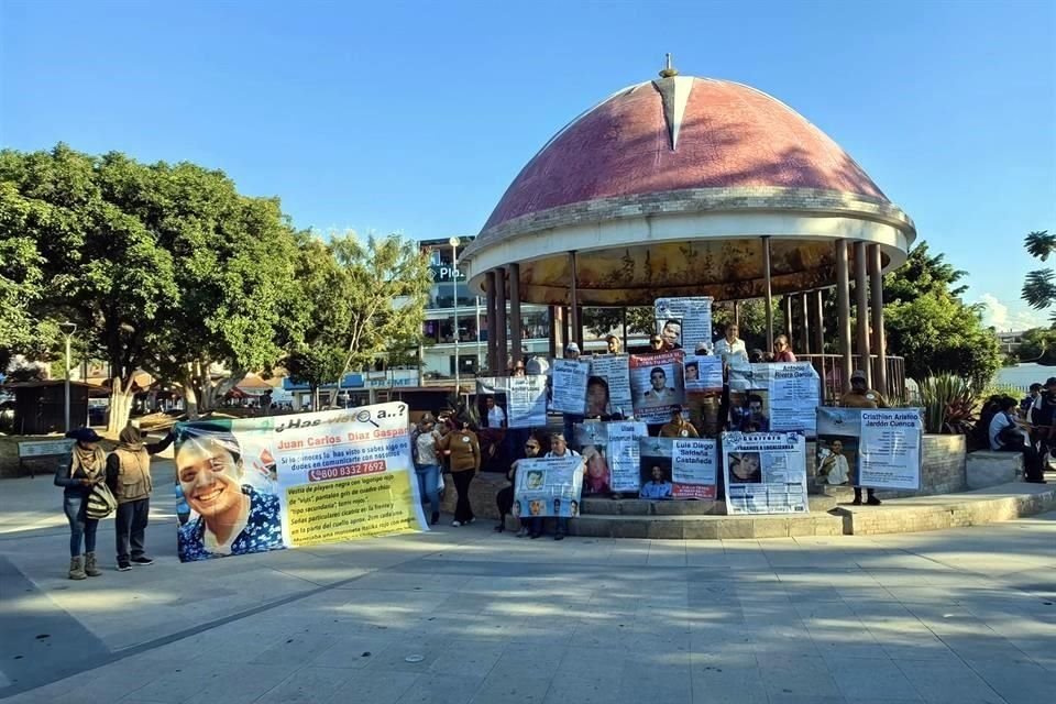 Colectivos y familias de desaparecidos en Chilapa, Guerrero.