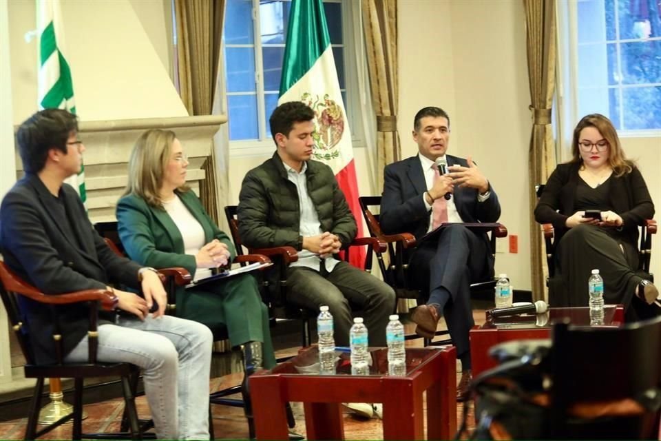 Adrián Alcalá, Comisionado Presidente del INAI, dijo que en transitorios de la reforma que extingue al organismo, el Senado puede establecer bases y principios para una nueva agencia.