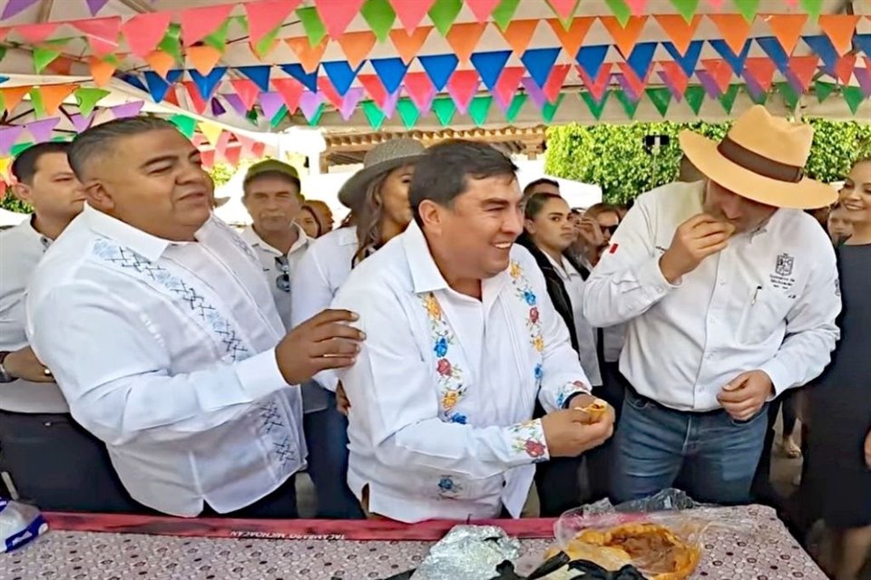 El Gobernador Alfredo Ramírez (derecha), junto al Alcalde y el Tesorero de Tacámbaro, Salvador Bastida y Raudel Campos, en la Feria de las Carnitas, el 17 de noviembre pasado.