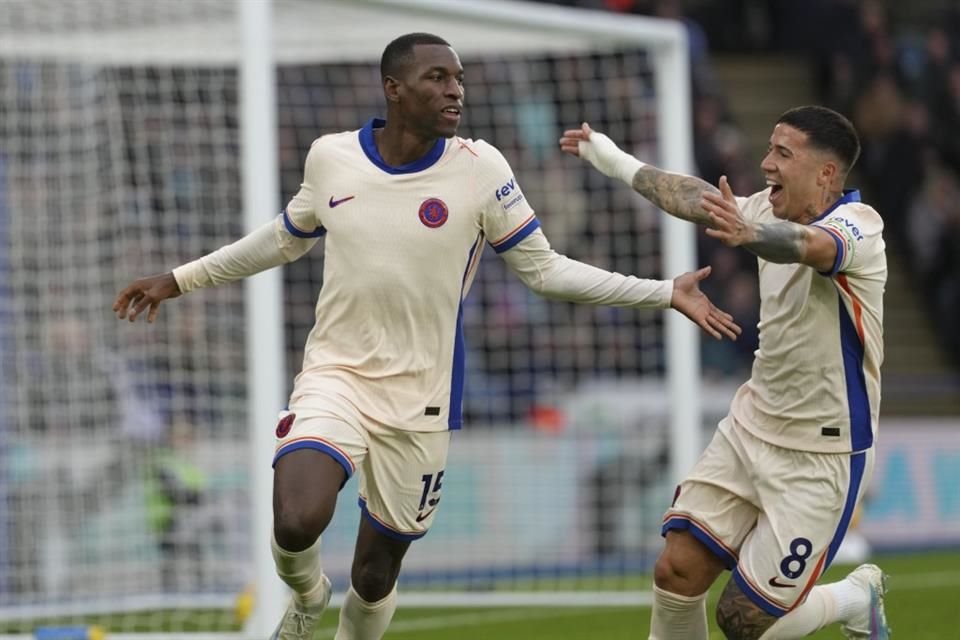 Nicolas Jackson del Chelsea celebra tras abrir el marcador en el encuentro ante el Leicester.