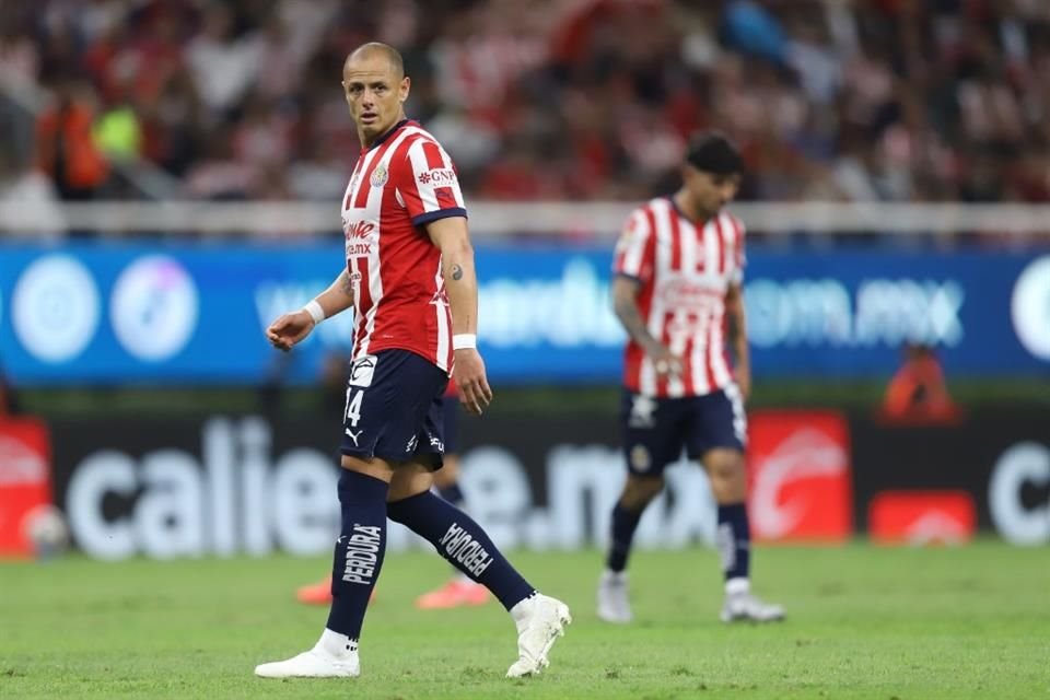 Además de haber visto la tarjeta roja en el Clásico Tapatío, cuando se encontraba en la banca, Javier 'Chicharito' Hernández recibió una sanción económica.