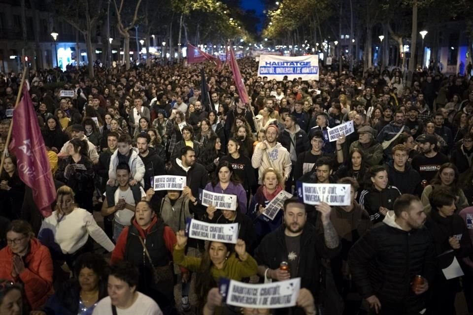 Miles de personas se manifestaron en Barcelona para denunciar el difícil acceso a la vivienda y exigir se reduzca precio de los alquileres.