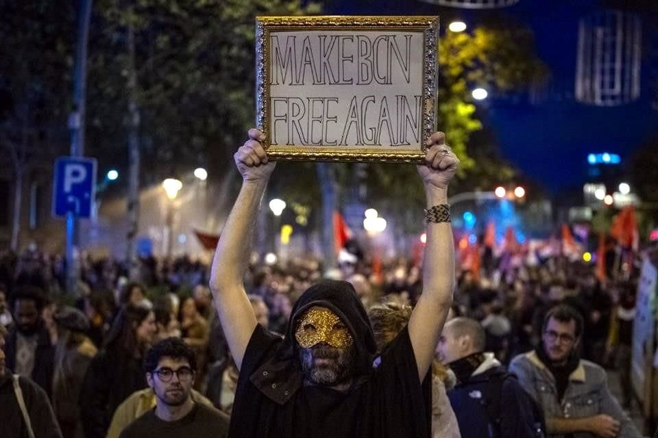 Los manifestantes, apoyados por varios partidos de izquierda y por los sindicatos Comisiones Obreras (CCOO) y UGT, se reunieron por la tarde en el centro de Barcelona.