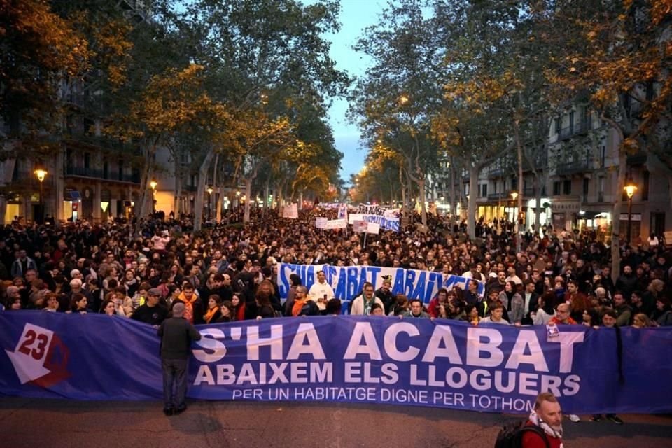 Los manifestantes reclaman una bajada del 50 por ciento de los alquileres, la introducción de contratos de alquiler indefinidos y la prohibición de la venta especulativa de viviendas.