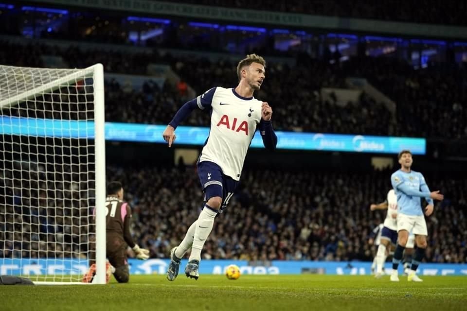 James Maddison, del Tottenham, celebra su primer gol ante el City.